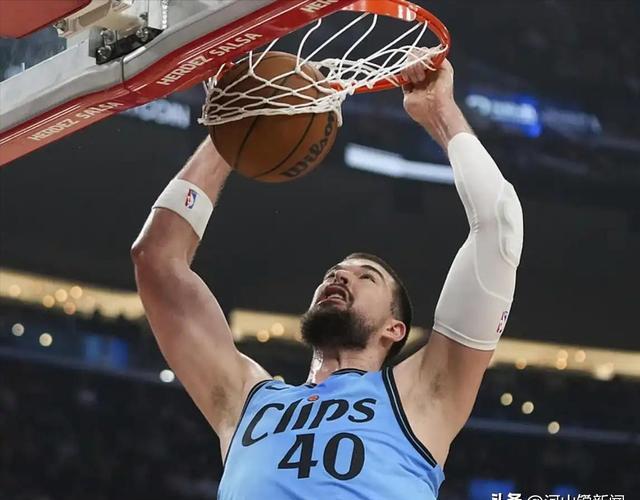 快船惨遭爵士逆转,失去比赛主动权掌握 快船惨遭爵士逆转,失去比赛主动权掌握