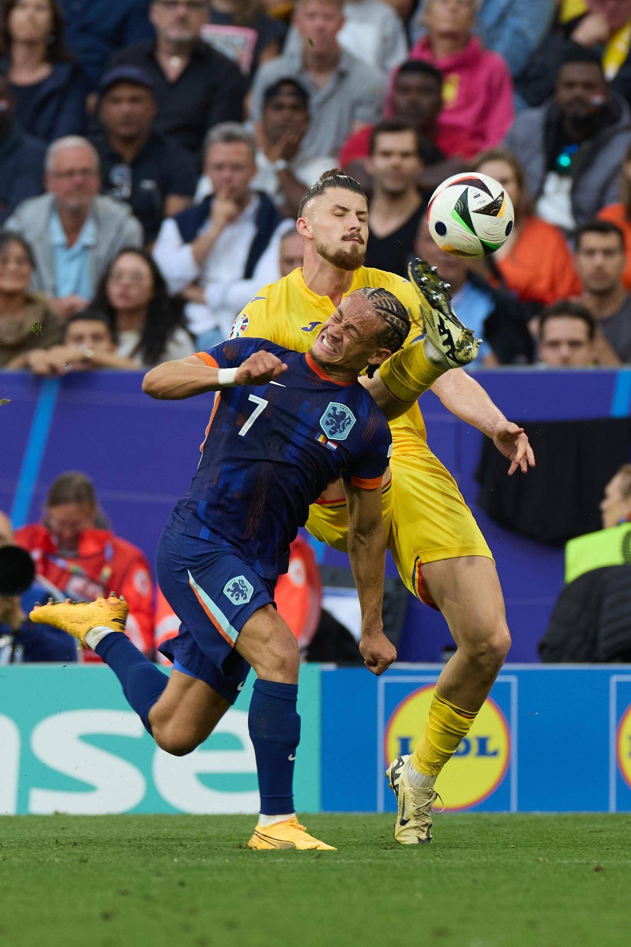 荷兰队在比赛中踢出精彩进球 荷兰队在比赛中踢出精彩进球