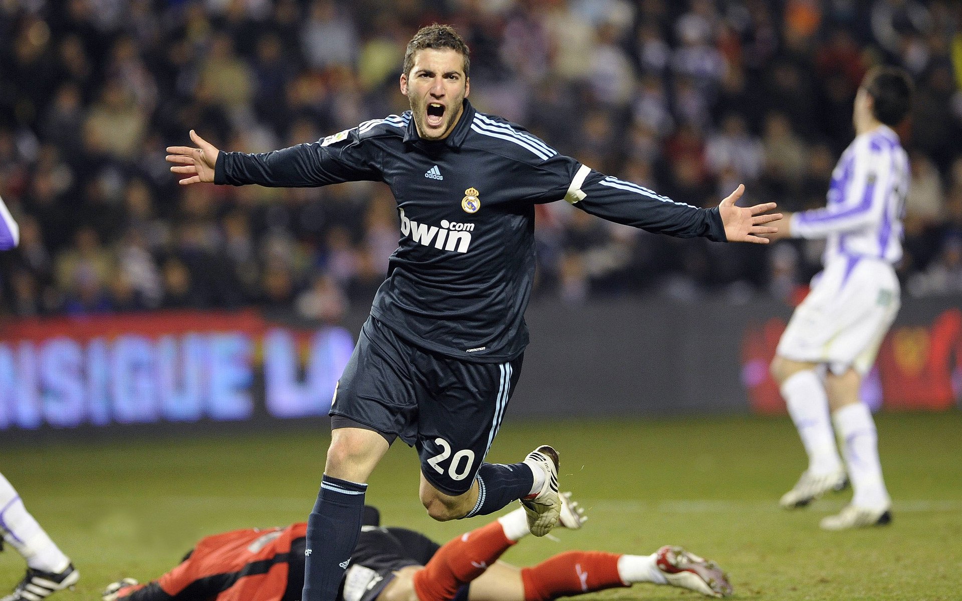 南美绿茵战场，巴拉圭火力压制委内瑞拉，斯通斯成为关键先生