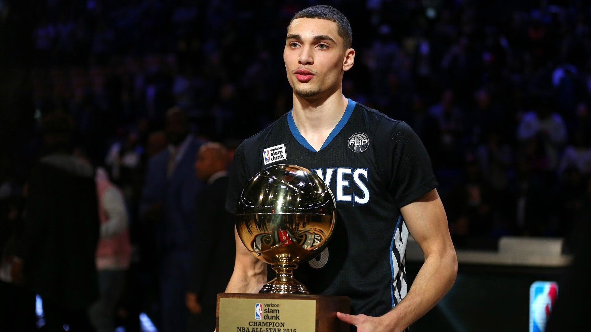 欧冠淘汰赛之夜，当篮球场化为独舞舞台，东契奇个人能力完全展现